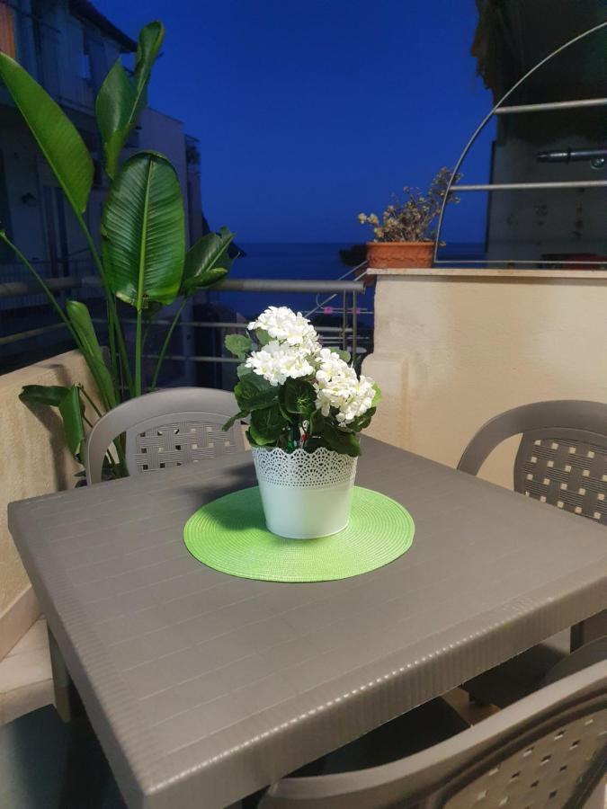 Casa Vacanze Aci Trezza In Front Of The Sea Aci Castello Luaran gambar
