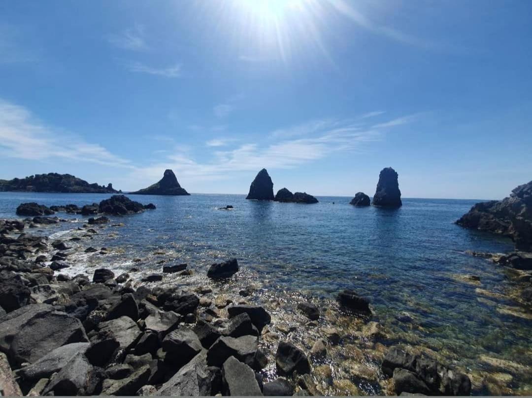 Casa Vacanze Aci Trezza In Front Of The Sea Aci Castello Luaran gambar