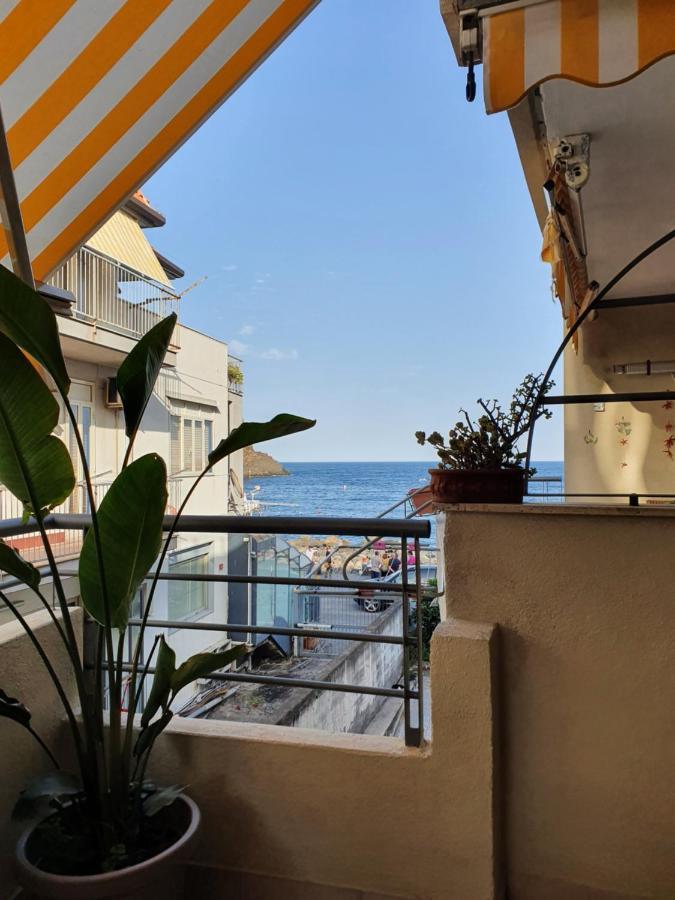 Casa Vacanze Aci Trezza In Front Of The Sea Aci Castello Luaran gambar