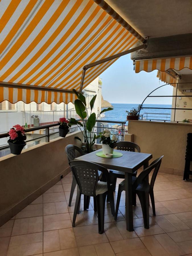 Casa Vacanze Aci Trezza In Front Of The Sea Aci Castello Luaran gambar